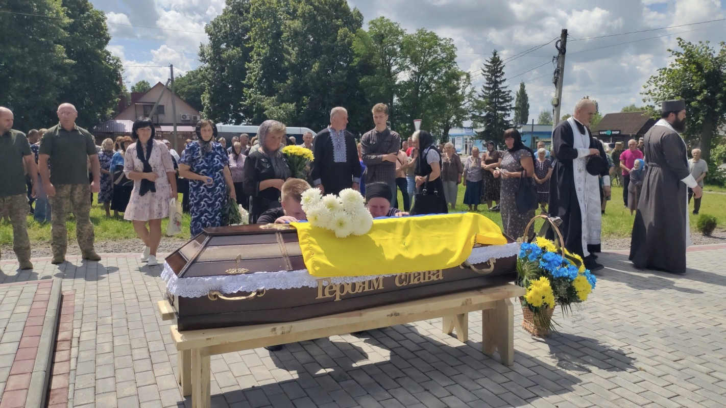 Життя Героя трагічно обірвалося у Курській області: на Волині в останню дорогу провели Віктора Кревського