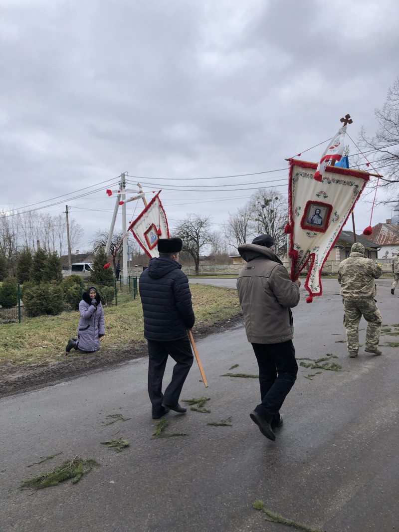 Рано втратив батьків: на Волині попрощалися із молодим Героєм Тарасом Сохацьким