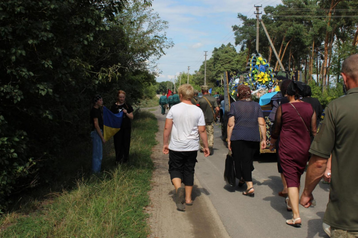 Весільний коровай - у траурній процесії: на Волині попрощалися з Героєм Віктором Бурковським