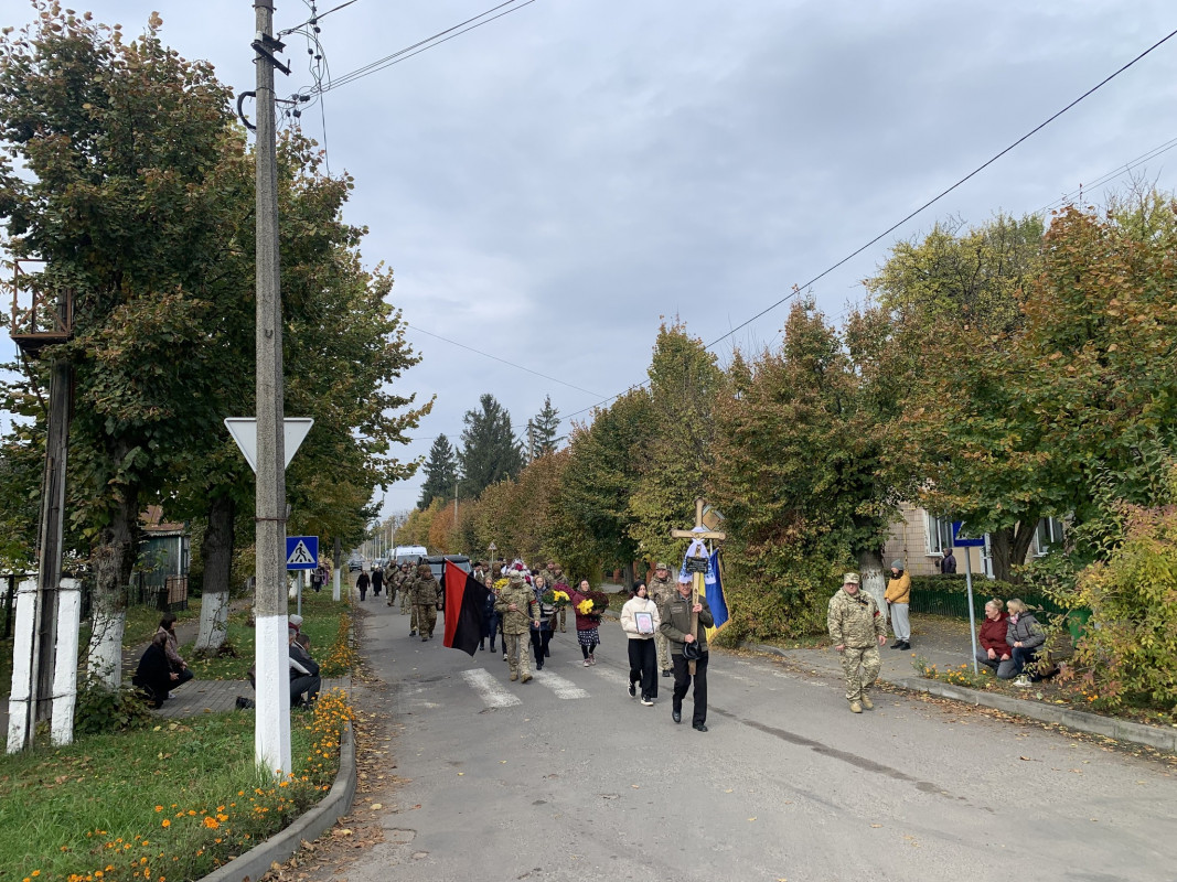 Загинув ще у серпні, а прощалися лише нині: на Волині в останню путь провели Героя Леоніда Бриндзія