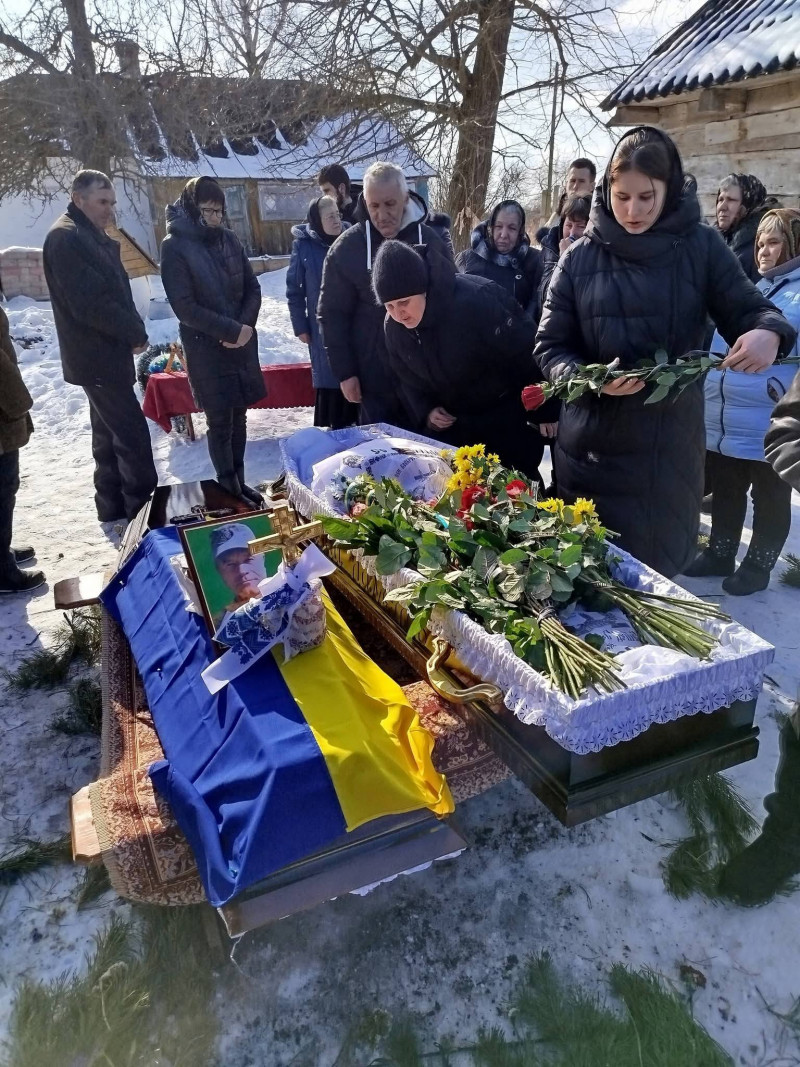 До останнього боровся за життя після важкого поранення: на Волині попрощалися із Героєм, батьком чотирьох синів Олегом Гринюком