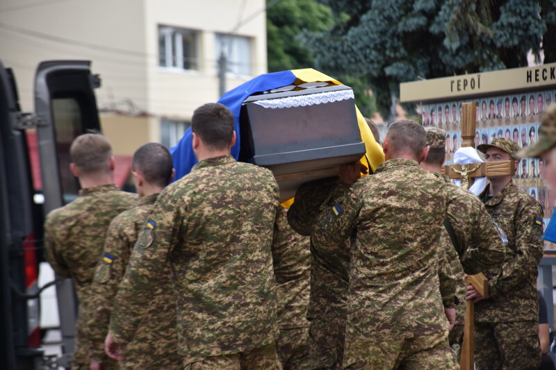 Загинули понад рік тому: у Луцьку попрощалися з двома Героями Андрієм Кравчуком та Романом Смалем