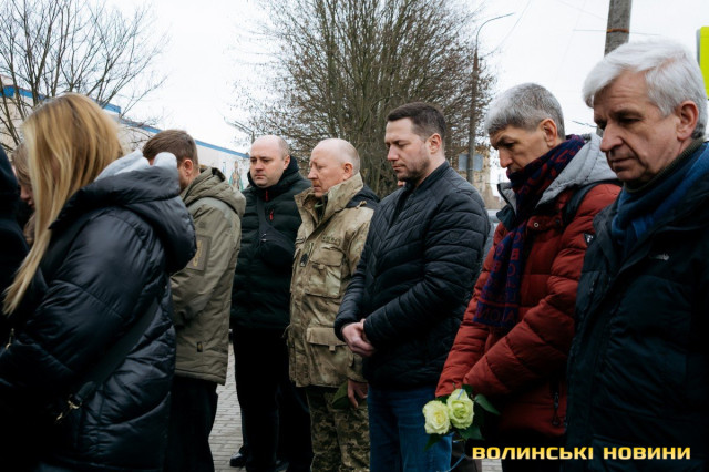 «Він ніколи не думав про себе й не скаржився»: у Луцьку відкрили меморіальну дошку на честь бойового медика Романа Ткача