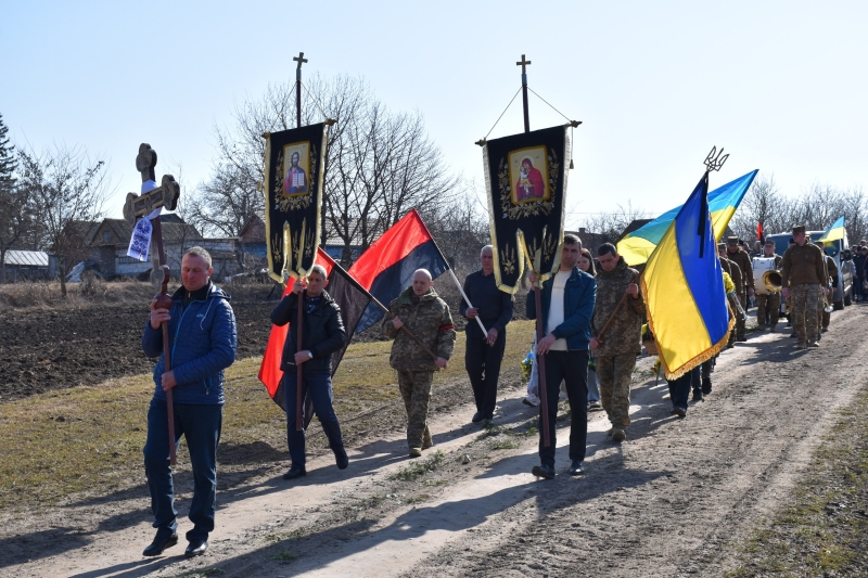 У громаді на Волині сотні людей вийшли провести полеглого Героя Василя Філончука в останню дорогу