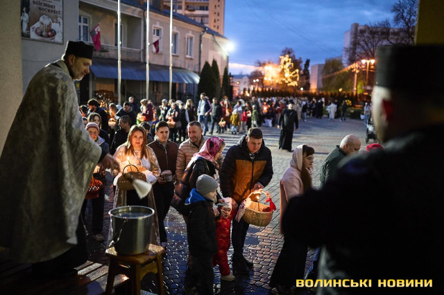 Як у Луцьку освячували кошики напередодні Великодня