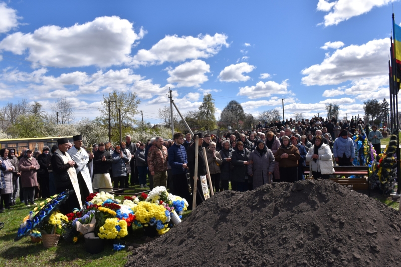 Коровай ділили на кладовищі: на Волині сотні людей прийшли попрощатися з Героєм Миколою Гацем