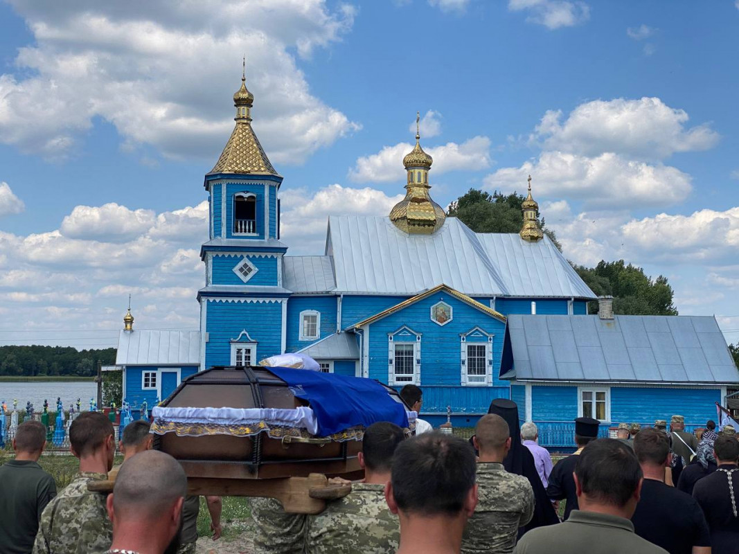 Двоє дітей залишилися без тата: на Волині провели в останню путь військовослужбовця Миколу Ковальчука