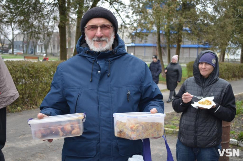 У місті на Волині на благодійному ярмарку зібрали майже 120 тисяч гривень для ЗСУ. Фоторепортаж