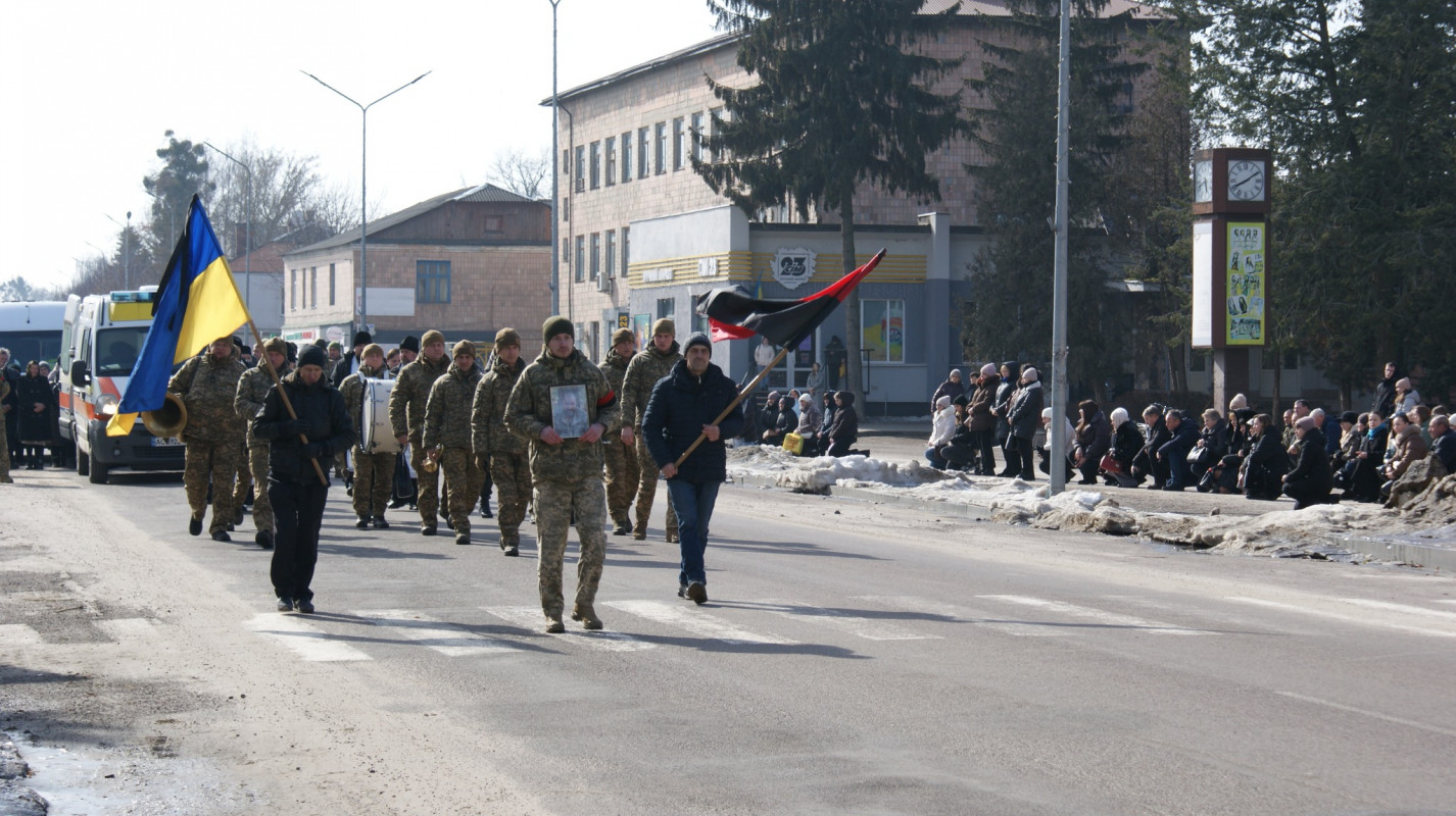 Навколішки і зі сльозами: волиняни попрощалися з Героєм Володимиром Гродським