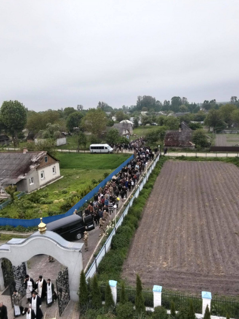 Жорстока війна залишила батьків без сина: у Луцькому районі провели в останню путь 26-річного Героя Романа Климчука