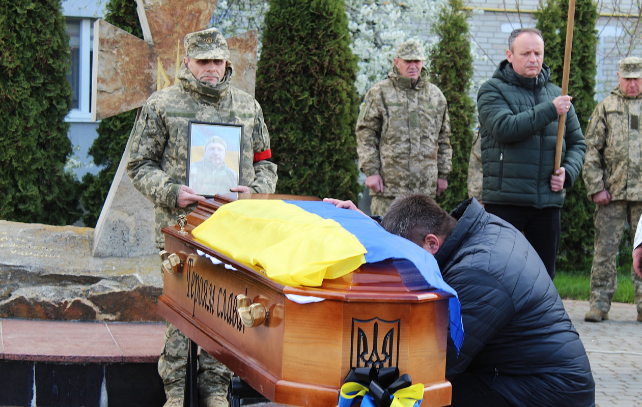 Не дочекалася дружина, не обійняла мама: волиняни попрощалися з полеглим Героєм Дмитром Демчуком