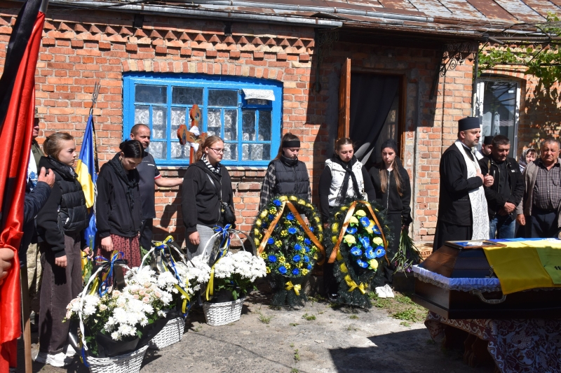 Два роки вважався безвісти зниклим: на Волині попрощалися з Героєм Віктором Шоломом