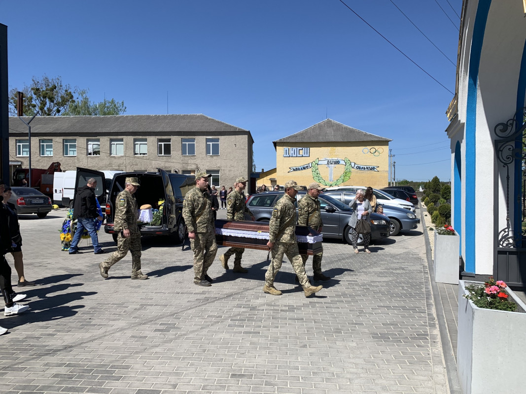 Два брати загинули на війні з різницею 2 роки: на Волині поховали 23-річного Героя Юрія Радчука
