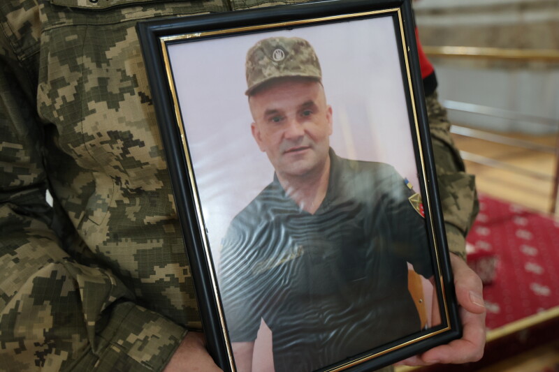 Домовину несли під супровід сигналу повітряної тривоги: у Луцьку попрощалися з Героєм Дмитром Гордійчуком