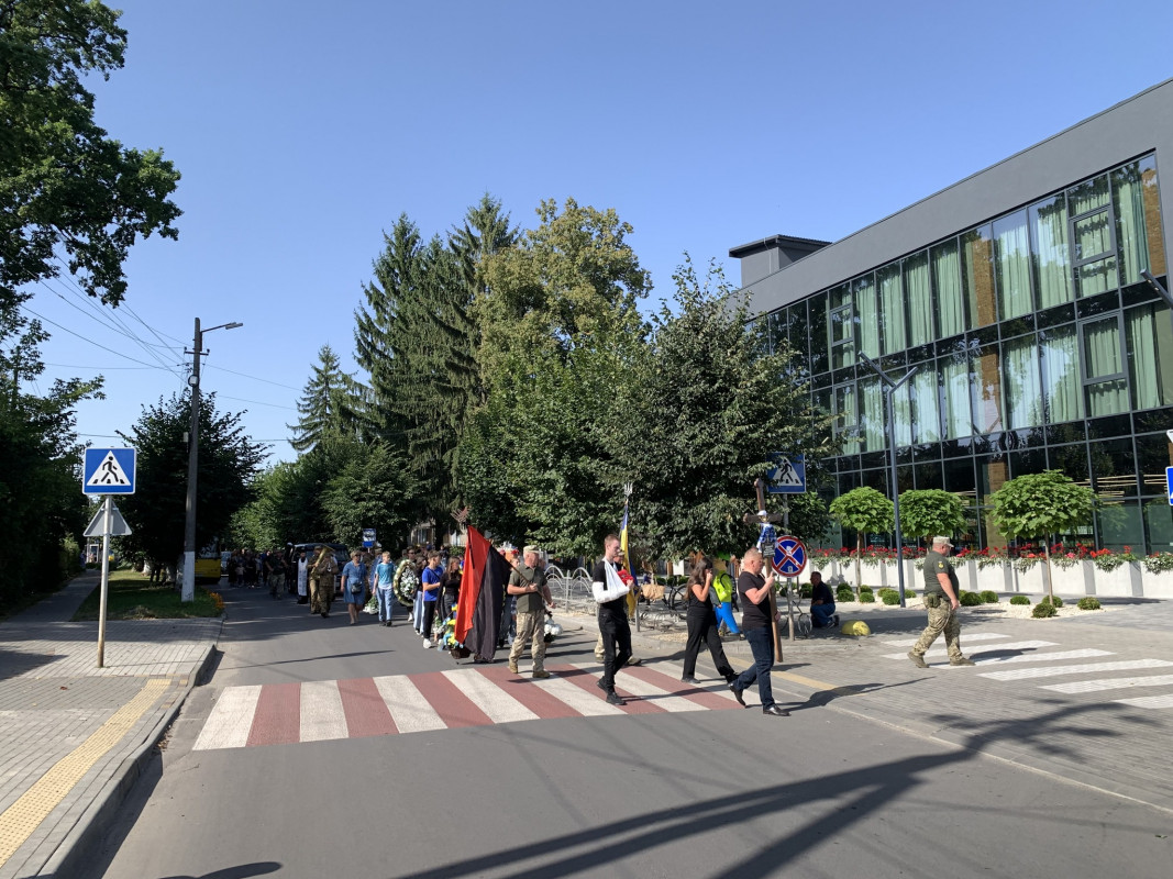 Овдовіла дружина, без батька залишилися донечка: на Волині в останню дорогу провели Героя Миколу Комарова