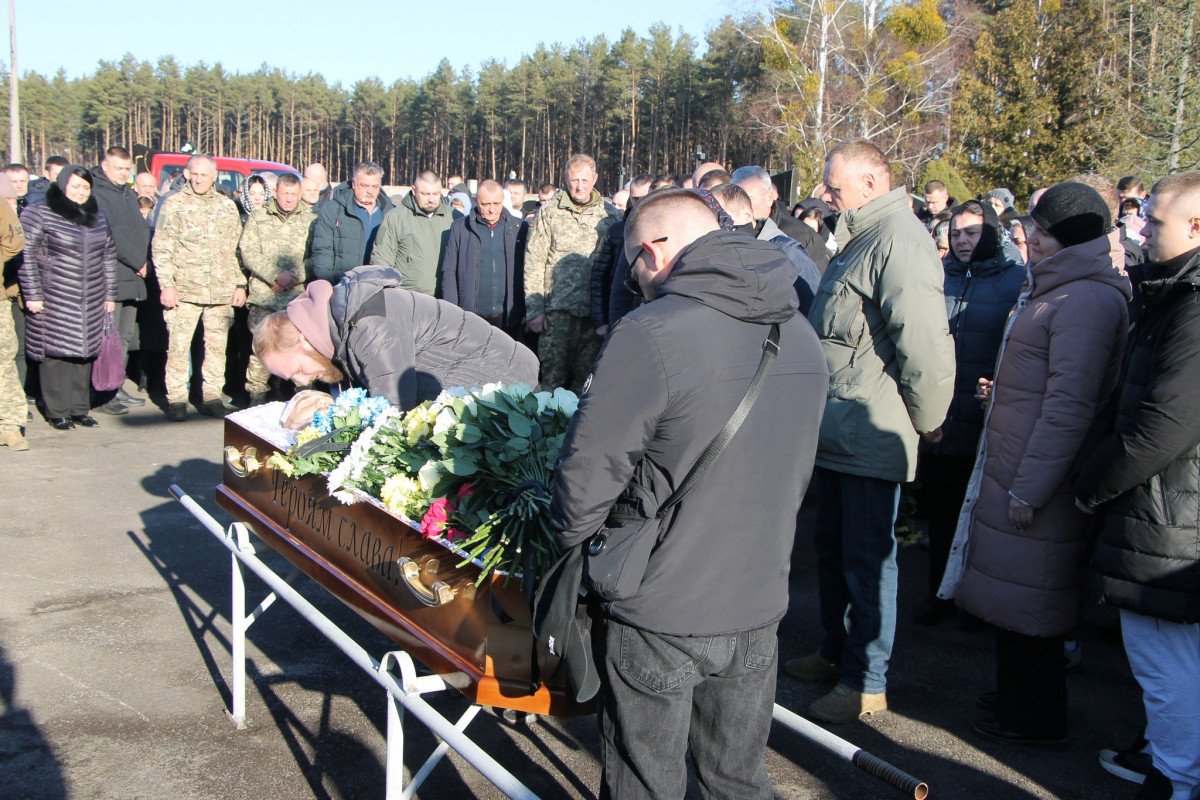 Йому навіки 25 років: на Волині всім селом прощалися з молодим Героєм Богданом Борисюком