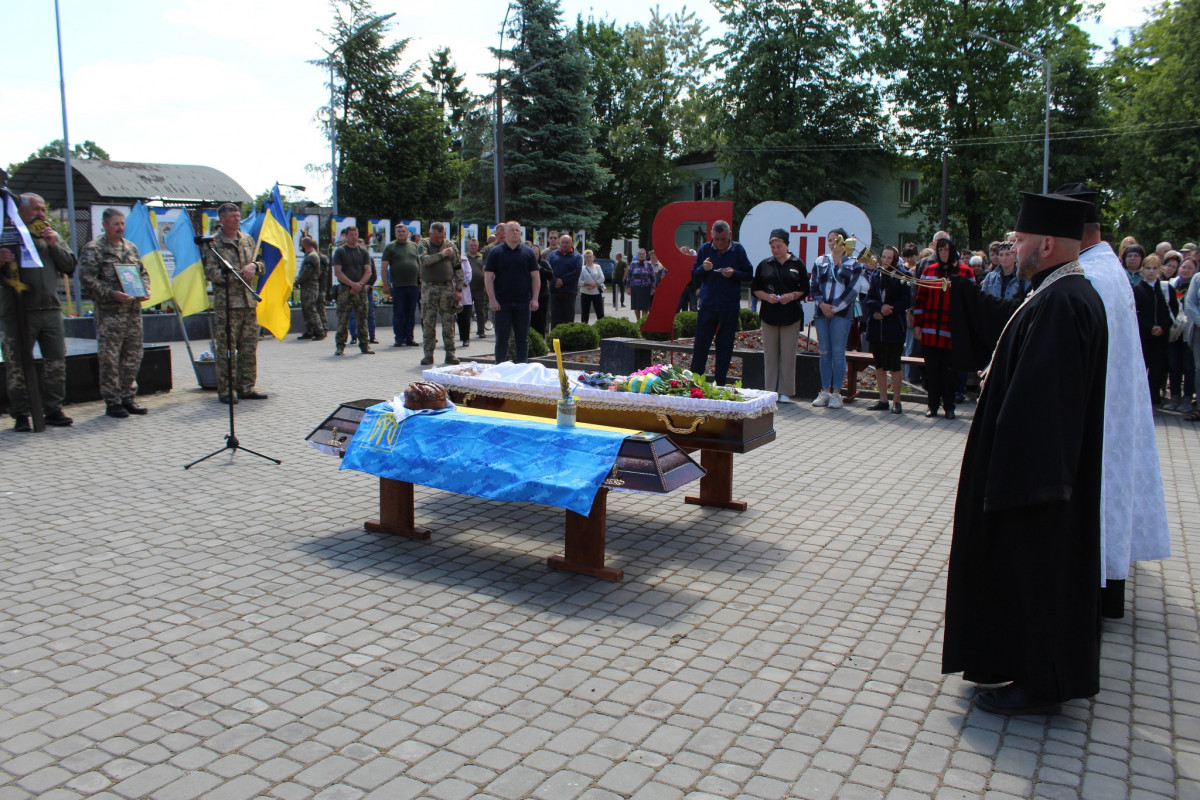 В бою отримав поранення, несумісні з життям: на Волині поховали Героя Сергія Дмитрука