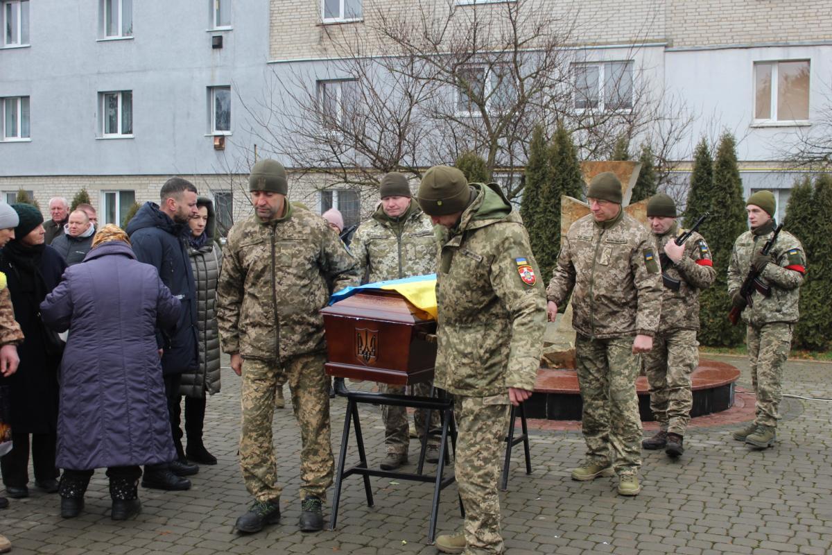 Після довгої дороги на вічний спочинок: на Волині поховали Валерія Грибчука, який понад рік вважався зниклим безвісти