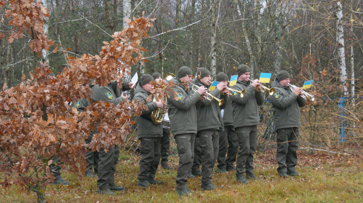 «Встелили всі села квітами, а хлопчика мого немає…»: у громаді на Волині провели в останню дорогу Героя Миколу Загоровця
