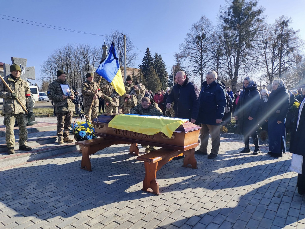 «Любив життя, але клята війна його забрала»: громада на Волині попрощалася з Героєм Аркадієм Луцюком