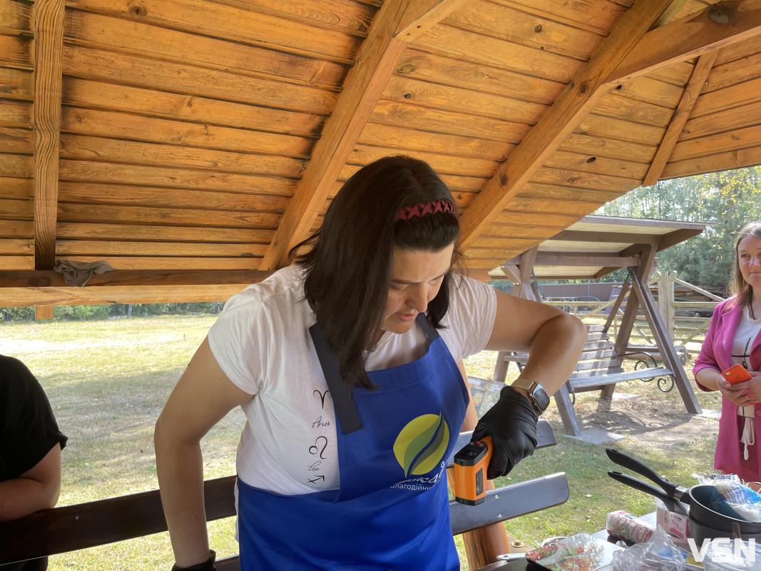 «Сама навчилася робити цукерки»: переселенка з Луганщини започаткувала власну справу у Луцьку