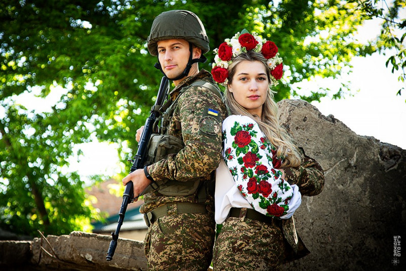 «Це наш зв’язок із мирним життям»: нацгвардійці з Волині влаштували фотоперформанс до свята
