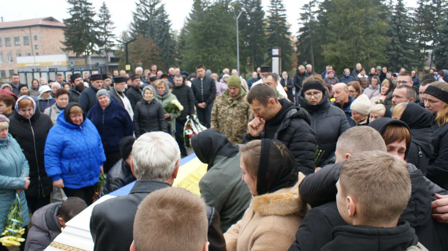 «Встелили всі села квітами, а хлопчика мого немає…»: у громаді на Волині провели в останню дорогу Героя Миколу Загоровця