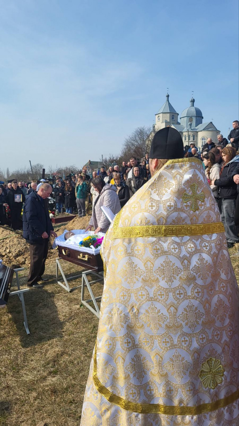 У Луцькому районі в останню земну дорогу провели воїна Валентина Гроголя
