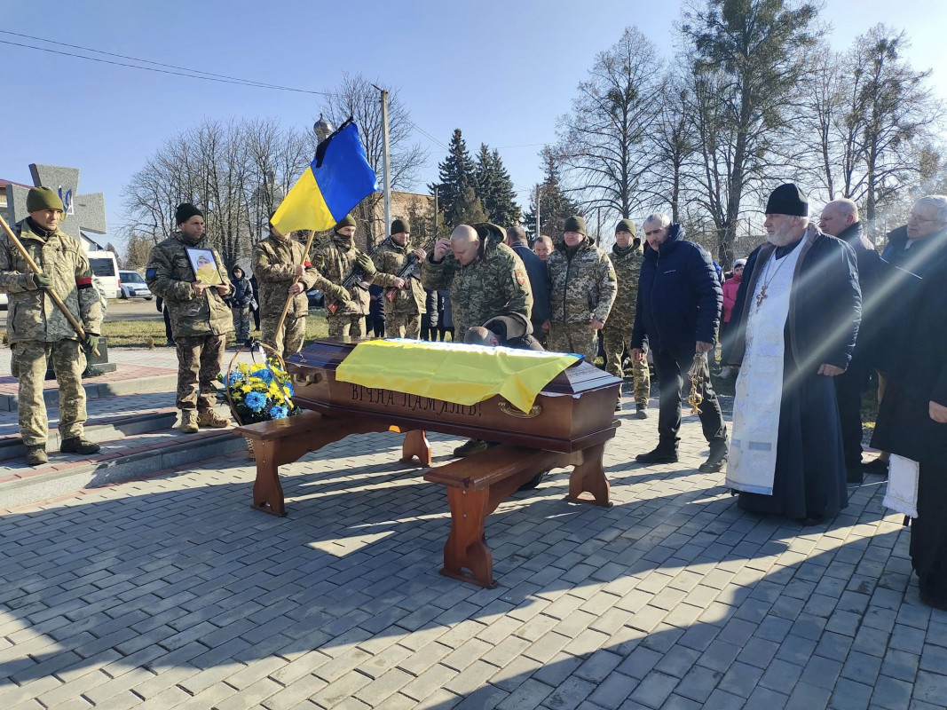 «Любив життя, але клята війна його забрала»: громада на Волині попрощалася з Героєм Аркадієм Луцюком