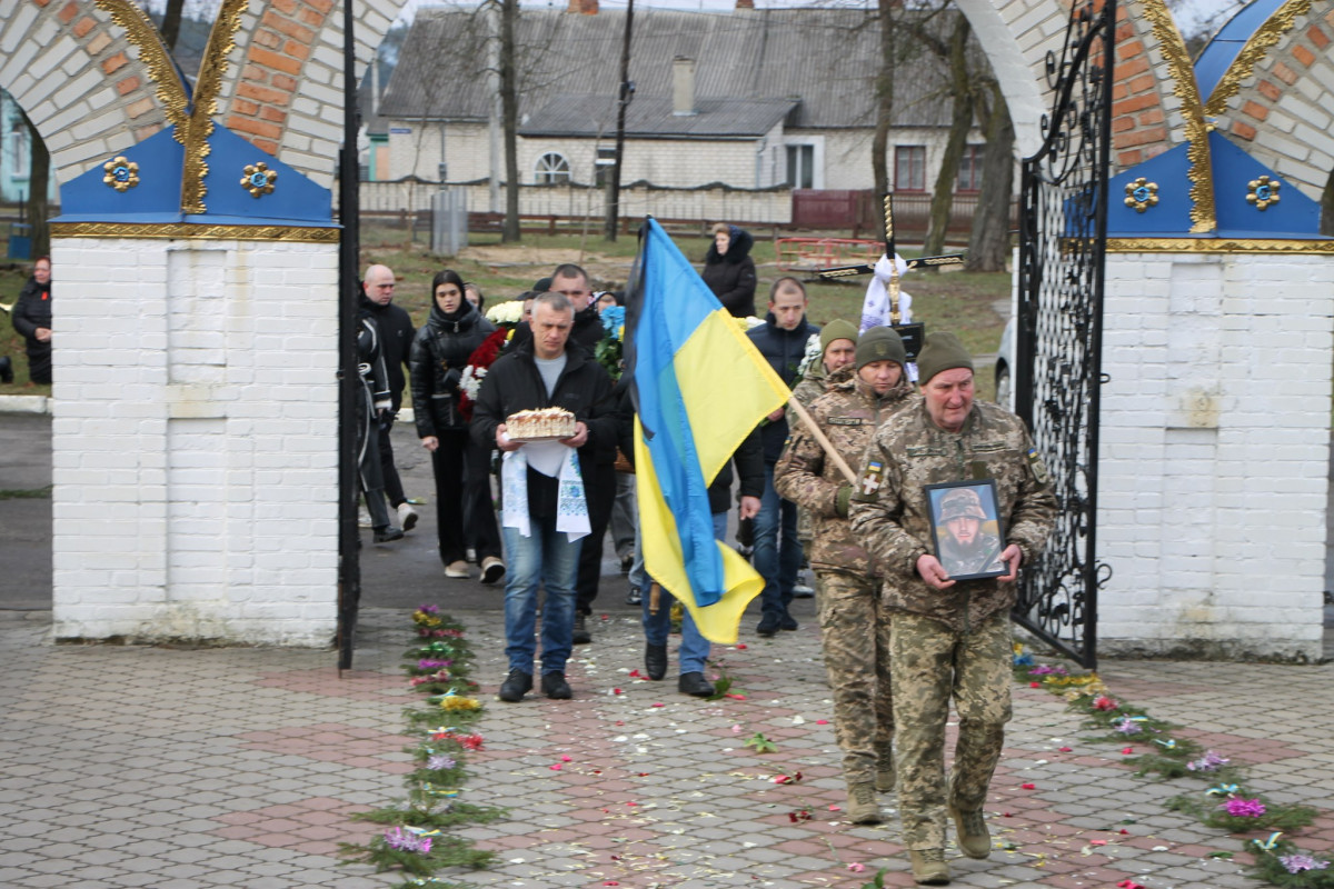 Йому навіки 25 років: на Волині всім селом прощалися з молодим Героєм Богданом Борисюком