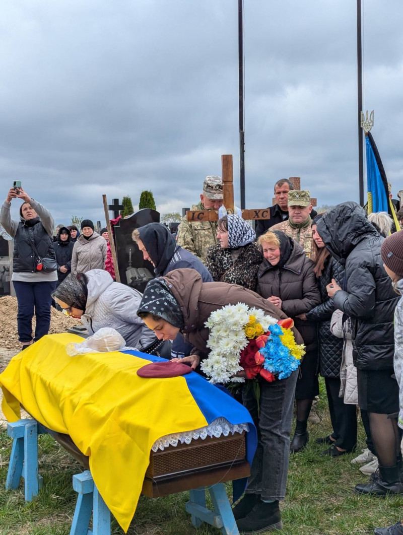 Понад півтора року вважався зниклим безвісти: на Волинь «на щиті» повернувся Герой Дмитро Новосад