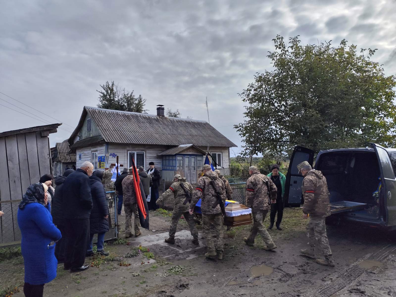 Понад рік вважався зниклим безвісти: на Волині в останню путь провели Героя Леоніда Ткача