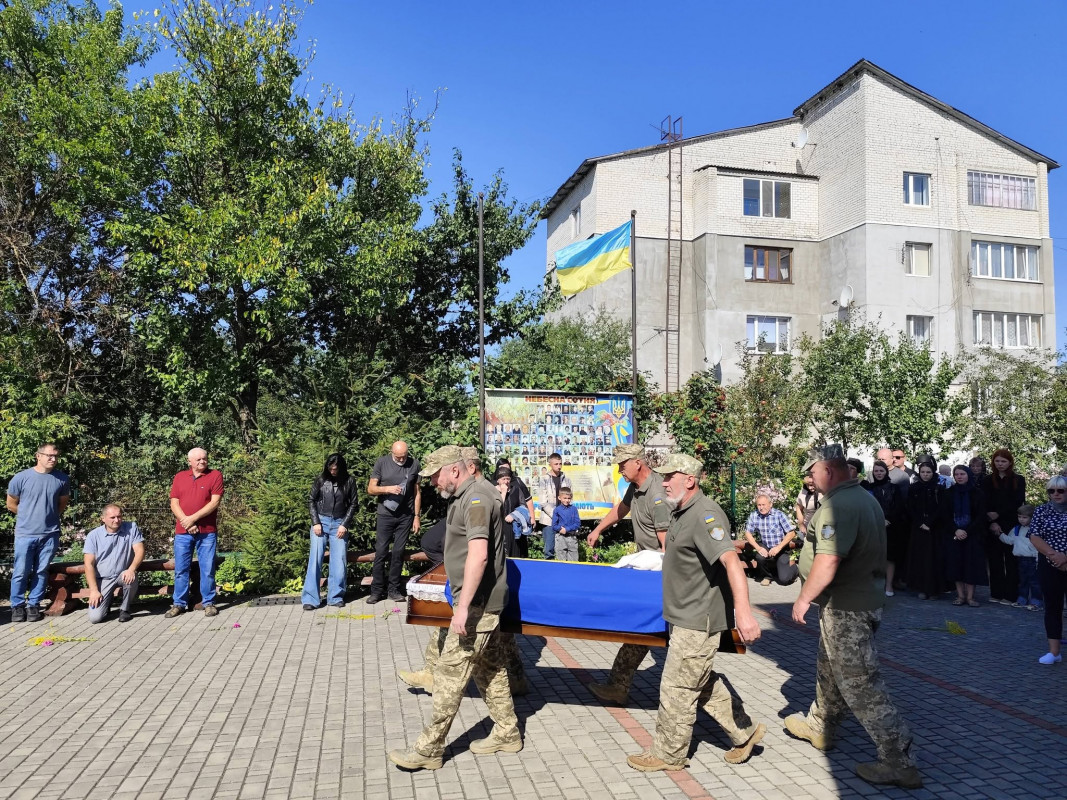 На Волині попрощалися із 40-річним воїном Олександром Вахнованом, який загинув у ДТП