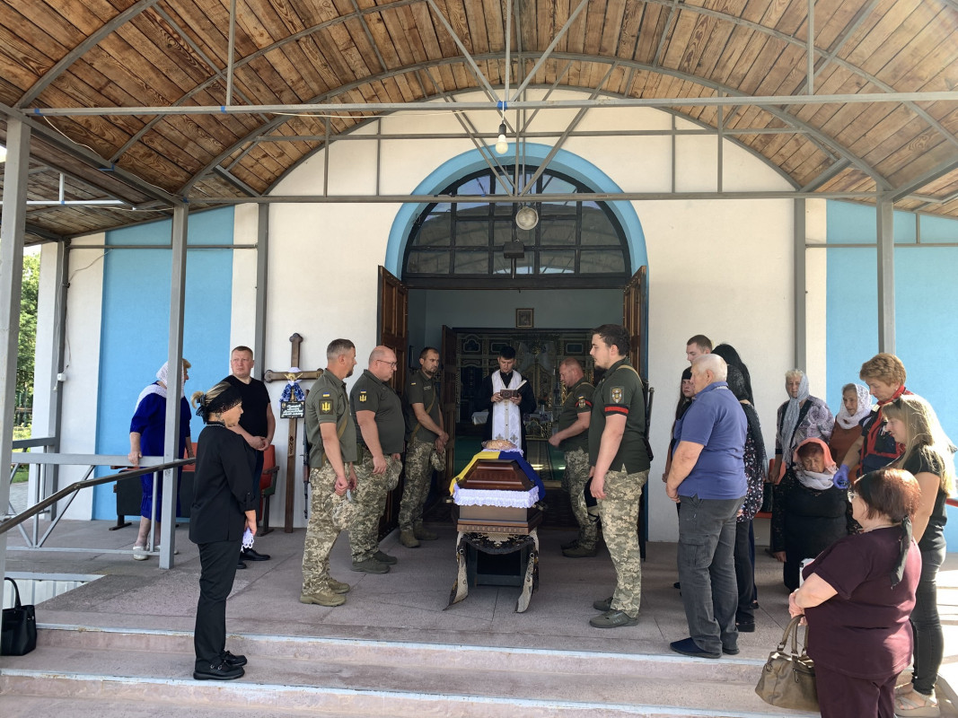 Овдовіла дружина, без батька залишилися донечка: на Волині в останню дорогу провели Героя Миколу Комарова