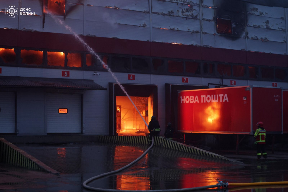 Російські обстріли у Луцьку: рятувальники загасили великі пожежі на цивільних об’єктах. Фото