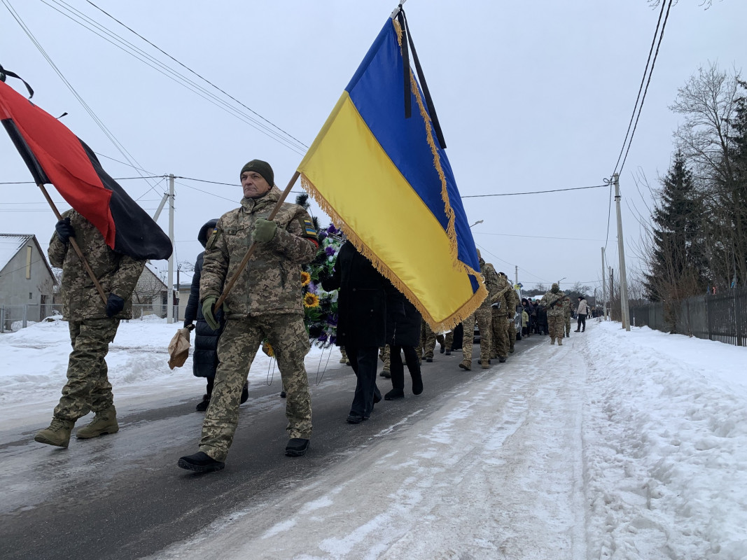Загинув понад рік тому: на Волині провели в останню дорогу захисника Руслана Меріду