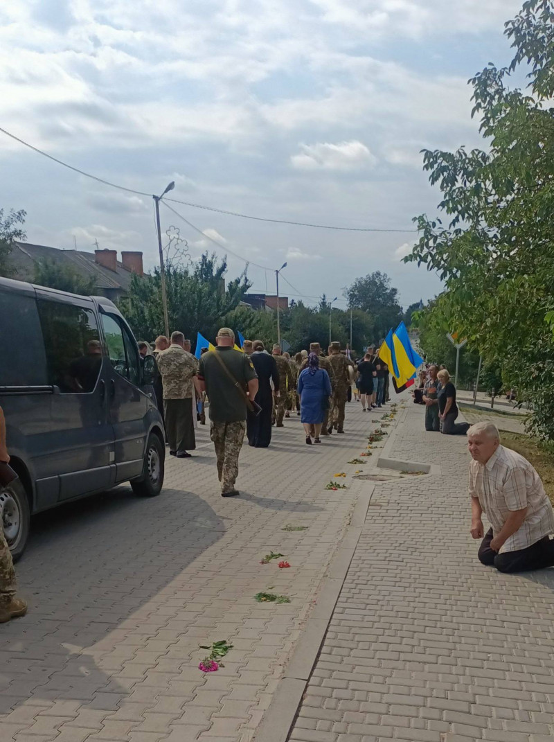 Планував весілля з коханою, але не судилося: біля Луцька попрощалися з Героєм Владиславом Харитонюком