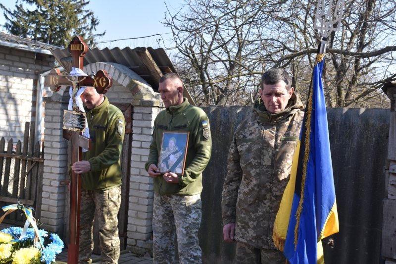 У громаді на Волині сотні людей вийшли провести полеглого Героя Василя Філончука в останню дорогу