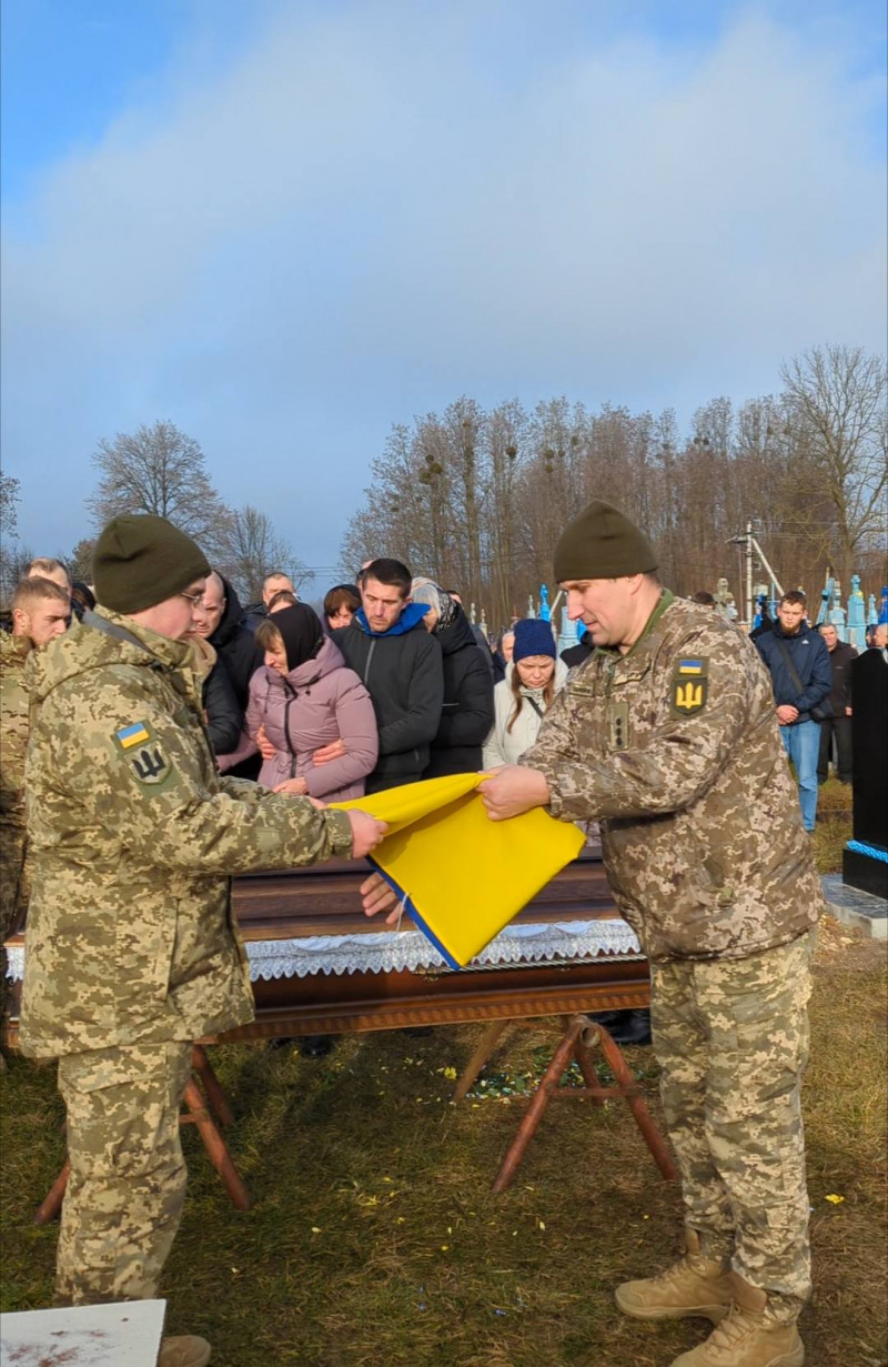 Завжди був готовий допомогти: на Волині провели в останню дорогу загиблого воїна Івана Оніщука