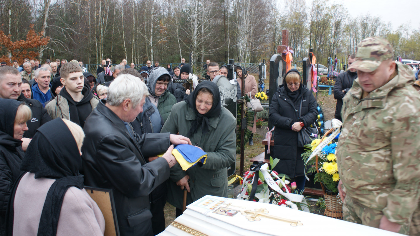 «Встелили всі села квітами, а хлопчика мого немає…»: у громаді на Волині провели в останню дорогу Героя Миколу Загоровця