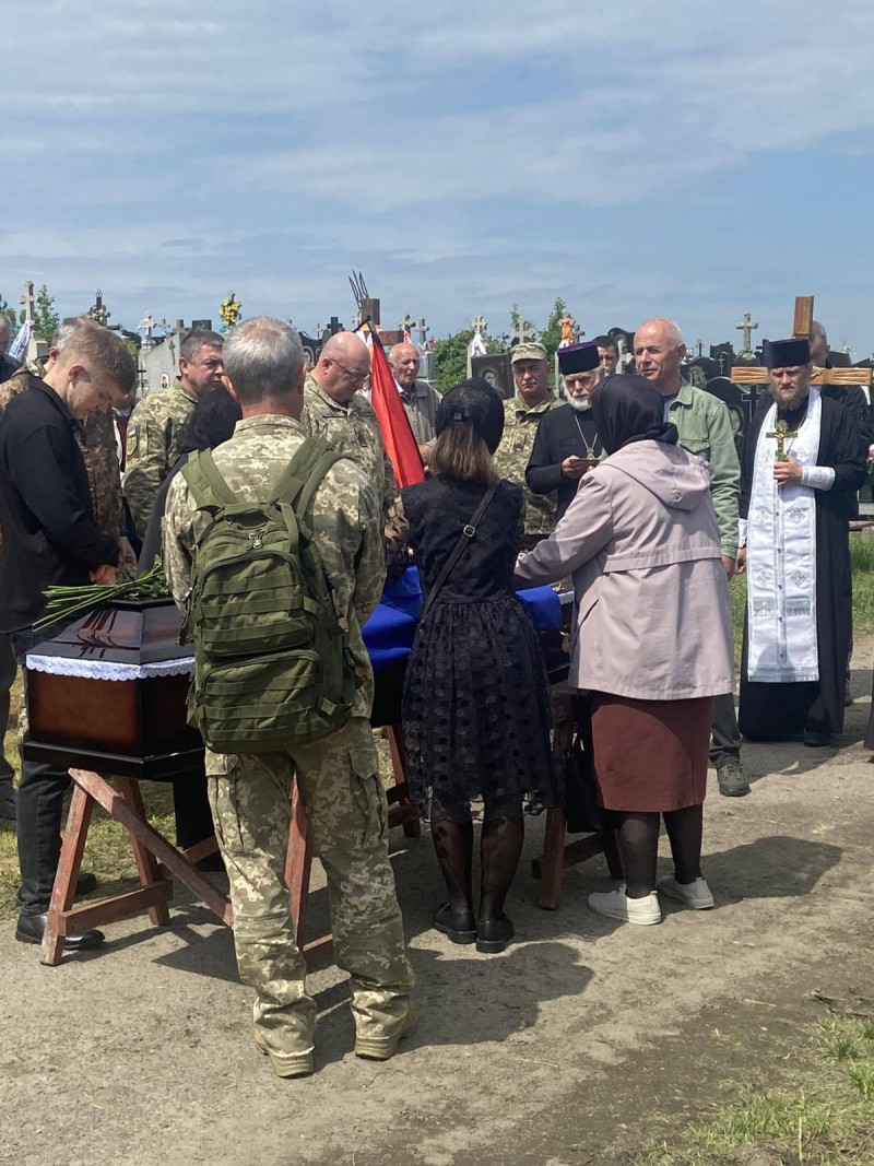 Довгі місяці невідомості та надії: на Волині в останню дорогу провели 41-річного Героя Юрія Пивоварчука
