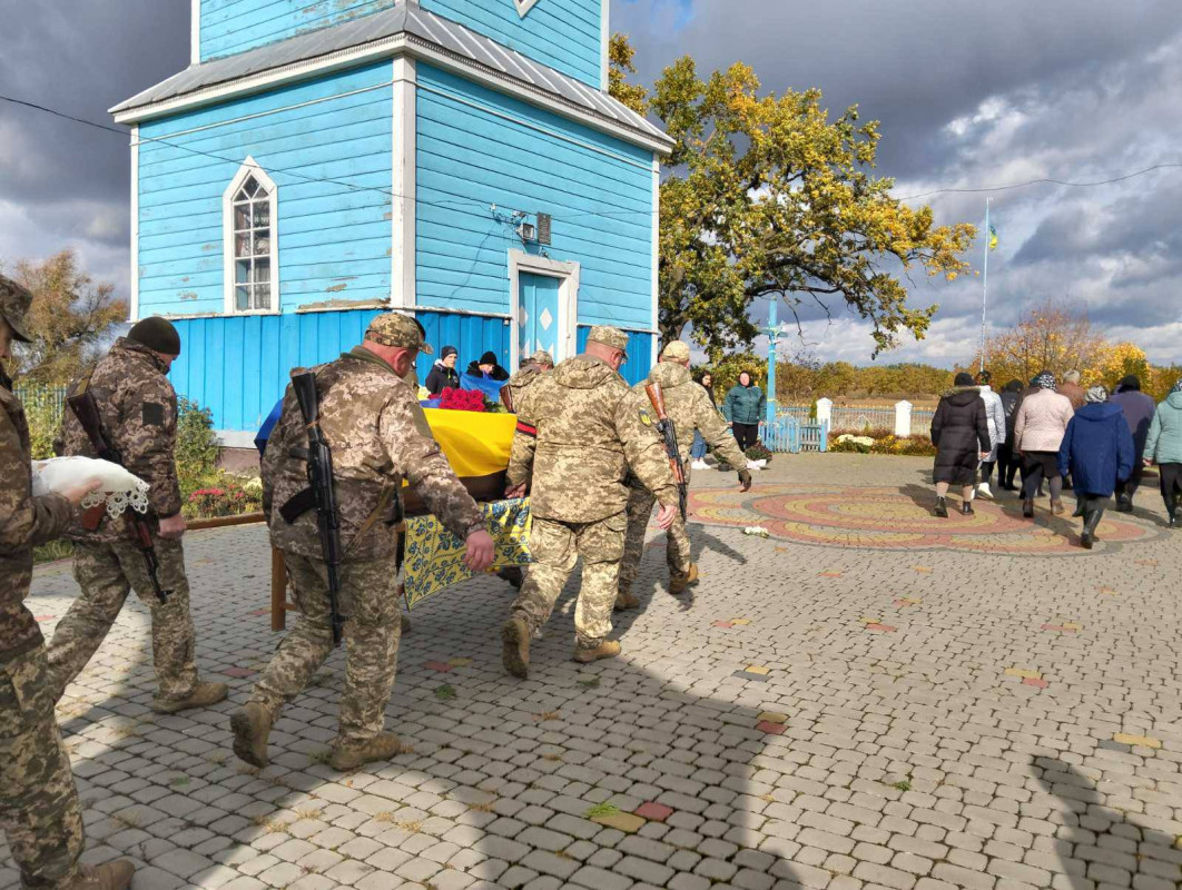 Довгий час вважався безвісти зниклим: на Волині в останню путь провели Героя Віталія Бомазюка
