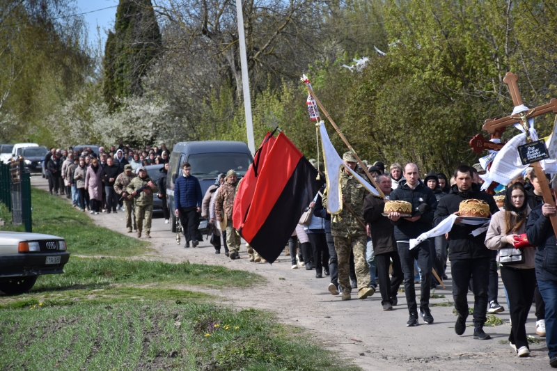 Коровай ділили на кладовищі: на Волині сотні людей прийшли попрощатися з Героєм Миколою Гацем