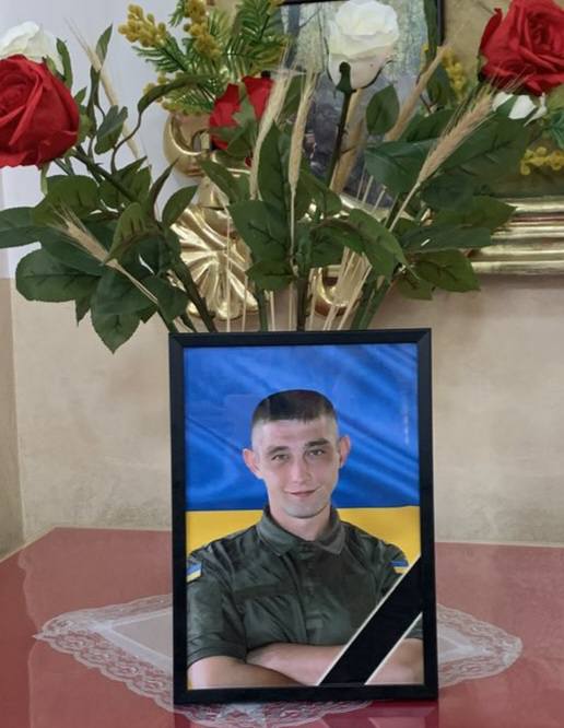 У Луцькому районі священник провів чин похорону загиблого воїна Івана Зелінського, якого менш ніж рік тому вінчав