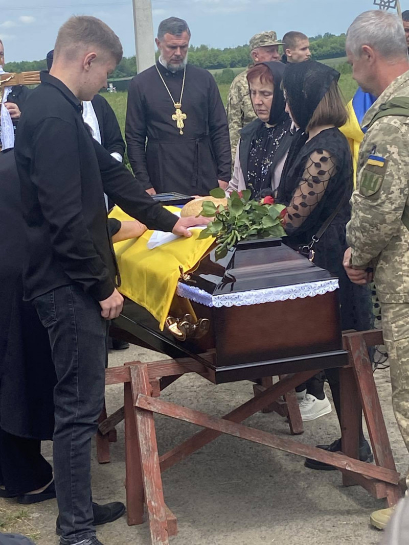 Довгі місяці невідомості та надії: на Волині в останню дорогу провели 41-річного Героя Юрія Пивоварчука