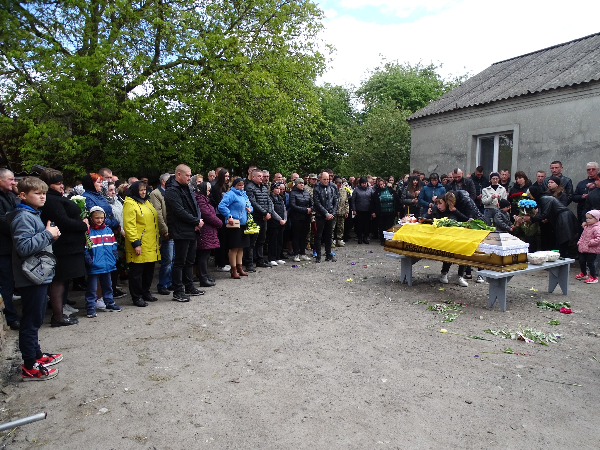 «Вивозив з поля бою поранених, рятував життя, повертав тіла загиблих»: на Волині сотні людей провели в останню дорогу Героя Володимира Кміна