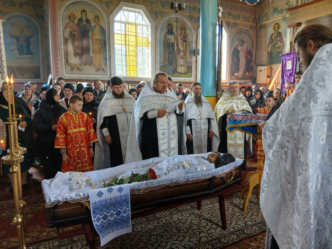 У липні мобілізували, а у вересні сповістили про загибель: на Волині попрощалися із загиблим захисником Віктором Карпуком