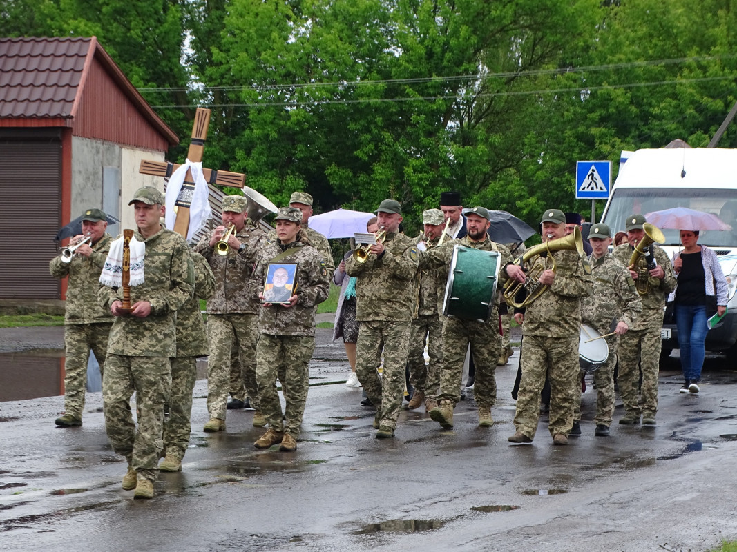 Став до лав ЗСУ після звістки про зникнення безвісти брата: на Волині поховали 23-річного Героя Любомира Дячука