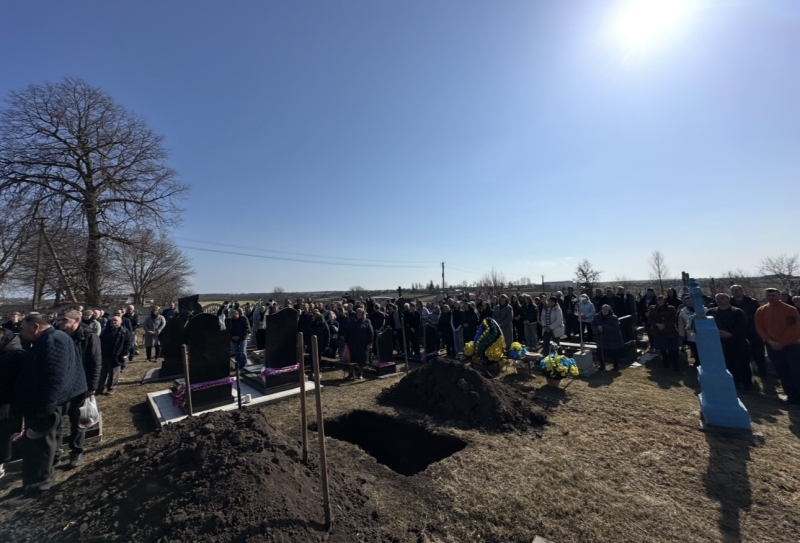 У громаді на Волині сотні людей вийшли провести полеглого Героя Василя Філончука в останню дорогу