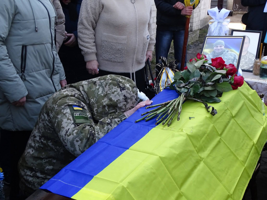 Після довгих місяців невідомості: на Волині провели в останню путь захисника Віталія Дудика